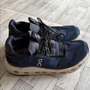 ON‎ Cloudnova in Navy & White Sneaker Women's Size 9.5